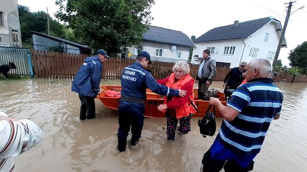 Служба спасения и местные жители затопленном селе Криворовня, Украина  - Sputnik Moldova