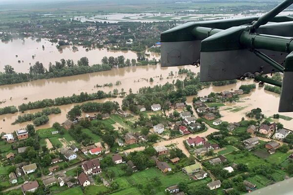 Вид с воздуха на затопленные деревни в Ивано-Франковской области, Украина - Sputnik Moldova