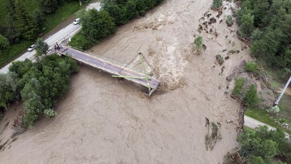Мост через реку Черный Черемош в Ивано-Франковской области, разрушенный в результате наводнения - Sputnik Moldova