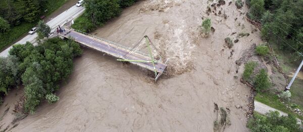Мост через реку Черный Черемош в Ивано-Франковской области, разрушенный в результате наводнения Мост через реку Черный Черемош в Ивано-Франковской области, разрушенный в результате наводнения - Sputnik Молдова