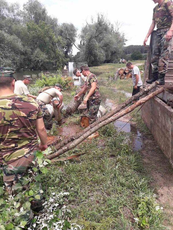 Inundații după ploi: Militarii îi ajută pe oameni - Foto Inundații după ploi: Militarii îi ajută pe oameni - Foto - Sputnik Moldova