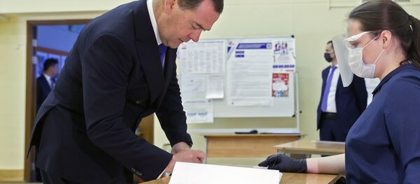 Дмитрий Медведев во время голосования по вопросу принятия поправок в Конституцию РФ - Sputnik Moldova