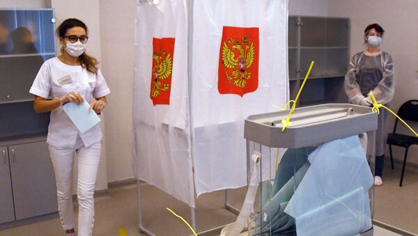 Медицинский работник принимает участие в голосовании по внесению поправок в Конституцию РФ на избирательном участке в Приморском краевом перинатальном центре во Владивостоке - Sputnik Moldova