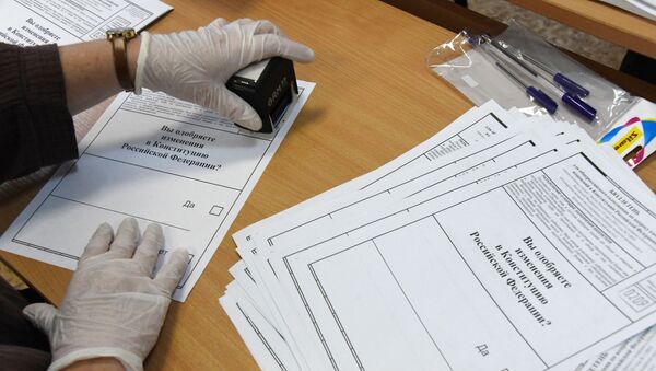Бюллетени для голосовании по внесению поправок в Конституцию РФ на избирательном участке №209 в Чите - Sputnik Moldova