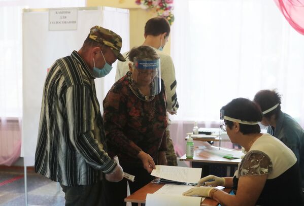 Участники голосования по внесению поправок в Конституцию РФ на избирательном участке №1008 в селе Ненашево Тульской области - Sputnik Moldova