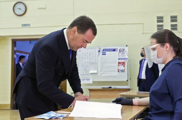 Дмитрий Медведев во время голосования по вопросу принятия поправок в Конституцию РФ - Sputnik Moldova