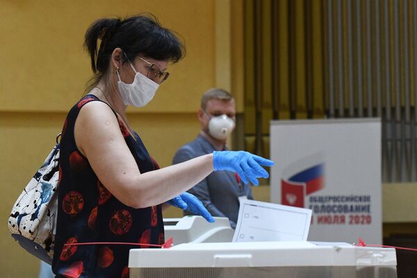 Женщина голосует по одобрению внесения поправок в Конституцию РФ на избирательном участке № 145 в Москве - Sputnik Moldova