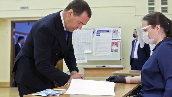Дмитрий Медведев во время голосования по вопросу принятия поправок в Конституцию РФ - Sputnik Moldova-România