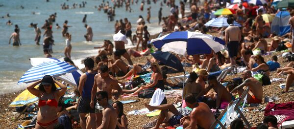 Люди наслаждаются жаркой погодой на пляже в Брайтоне, Великобритания Люди наслаждаются жаркой погодой на пляже в Брайтоне, Великобритания - Sputnik Moldova-România