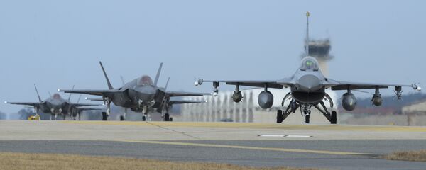 U.S. Air Force F-16 Fighting Falcon, right, and F-35A Lightning IIs assigned to the 34th Expeditionary Fighter Squadron Hill Air Force Base, Utah, taxi toward the end of the runway during the exercise VIGILANT ACE 18 at Kunsan Air Base, South Korea - Sputnik Moldova-România