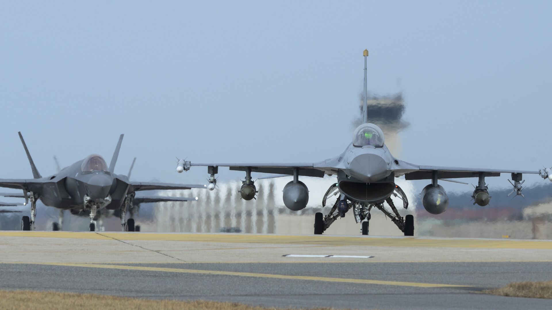 U.S. Air Force F-16 Fighting Falcon, right, and F-35A Lightning IIs assigned to the 34th Expeditionary Fighter Squadron Hill Air Force Base, Utah, taxi toward the end of the runway during the exercise VIGILANT ACE 18 at Kunsan Air Base, South Korea - Sputnik Moldova-România, 1920, 16.07.2022