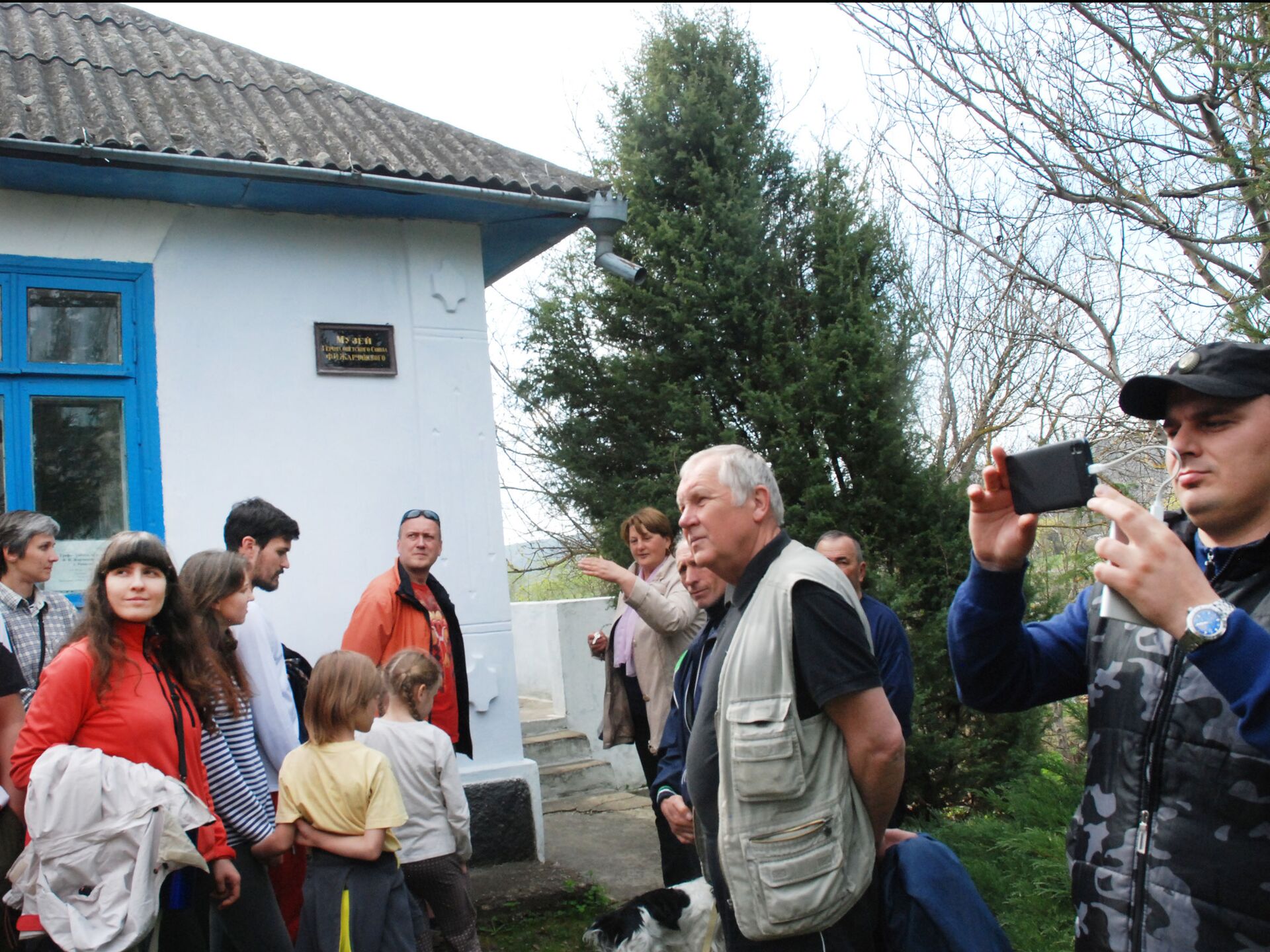Участники похода по местам боевой славы у Дома-музея Федора Жарчинского. Рашково, Каменский район - Sputnik Молдова, 1920, 25.03.2026