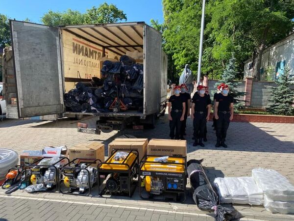 Молдова отправила Украине помощь — снаряжение для борьбы с наводнениями Молдова отправила Украине помощь — снаряжение для борьбы с наводнениями - Sputnik Молдова