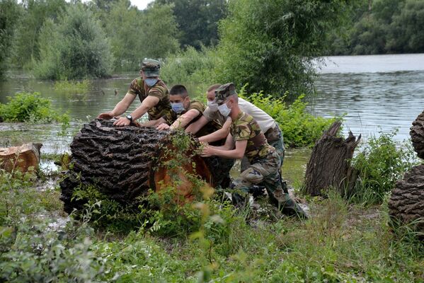 Военные ликвидируют последствия наводнений - Sputnik Молдова