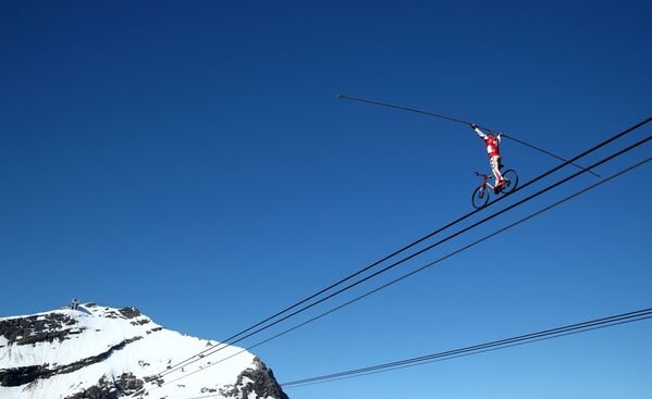 Акробат Freddy Nock выполняет трюк в швейцарских Альпах - Sputnik Молдова