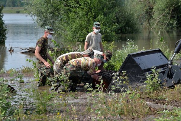 Военные ликвидируют последствия наводнений  - Sputnik Moldova