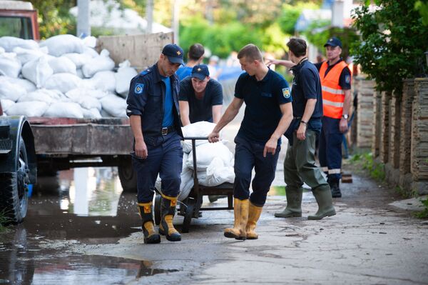 Спасатели принимают меры по предотвращению наводнений - Sputnik Moldova