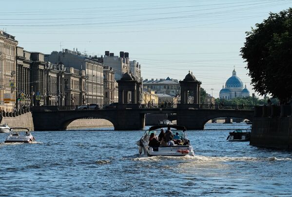 Прогулочные катера на реке Фонтанка и мост Ломоносова в Санкт-Петербурге - Sputnik Moldova-România