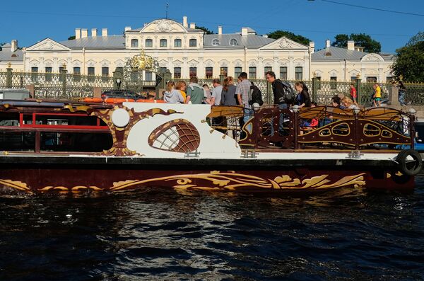 Туристы на прогулочном катере в Санкт-Петербурге - Sputnik Moldova-România