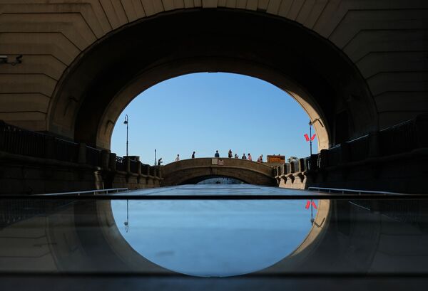 Вид с прогулочного катера на мост через канал Зимняя канавка в Санкт-Петербурге - Sputnik Moldova-România