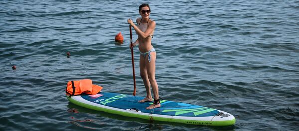 Девушка катается на сапсерфе на пляже Цирк в Сочи - Sputnik Moldova