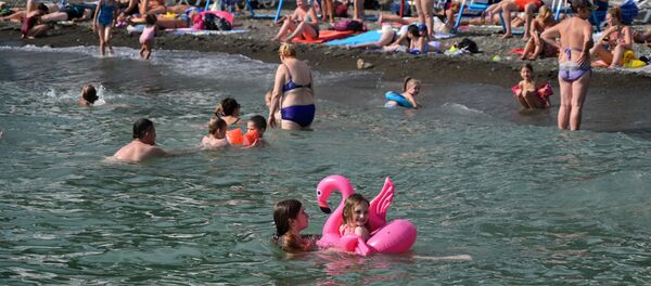 Отдыхающие на пляже Цирк в Сочи - Sputnik Moldova