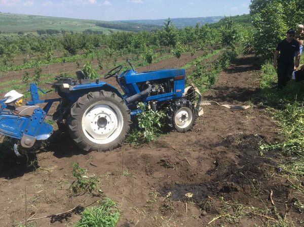 Un tractor a căzut peste un minor: Iată cum s-a întâmplat totul - Foto  - Sputnik Moldova