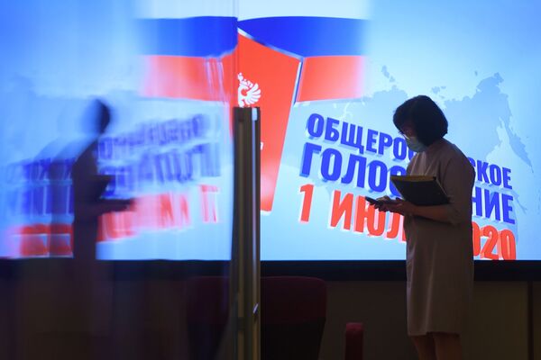 Женщина в медицинской маске в информационном центре Центральной избирательной комиссии России в Москве - Sputnik Молдова