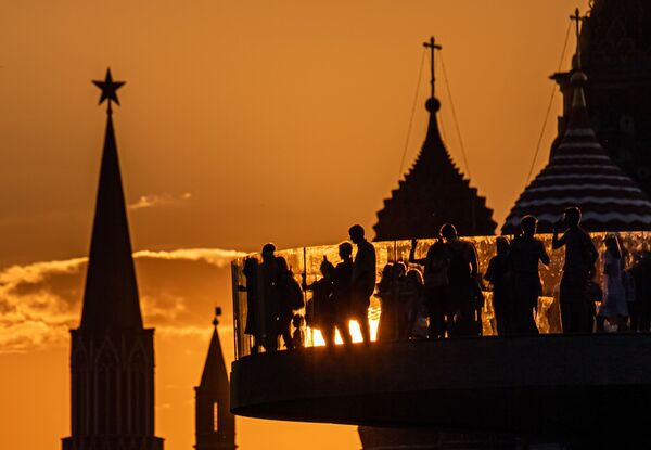 Башни Московского Кремля и купола Покровского собора на закате - Sputnik Молдова