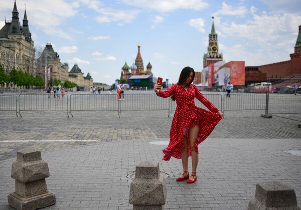 Женщина делает селфи на Красной площади в Москве - Sputnik Молдова