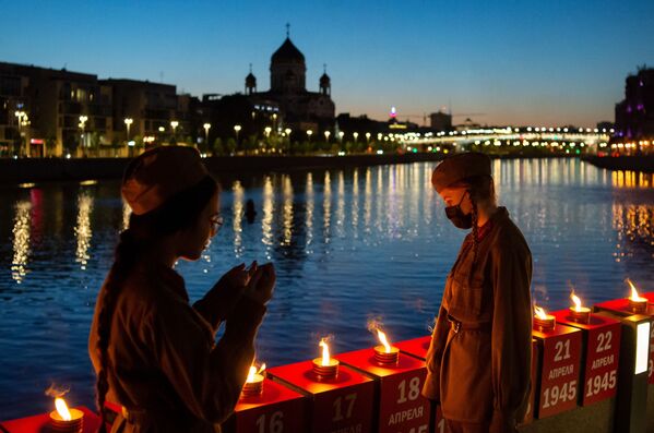 Волонтеры зажгли 1418 свечей на Крымской набережной в Москве в рамках акции Линия памяти - Sputnik Молдова