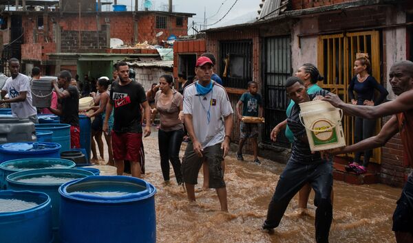 Люди в Каракасе набирают питьевую воду в связи с трудностями в водоснабжении - Sputnik Молдова