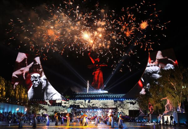 Участники торжественного концерта у подножия отреставрированного монумента Родина-мать зовет! на Мамаевом кургане в Волгограде - Sputnik Молдова