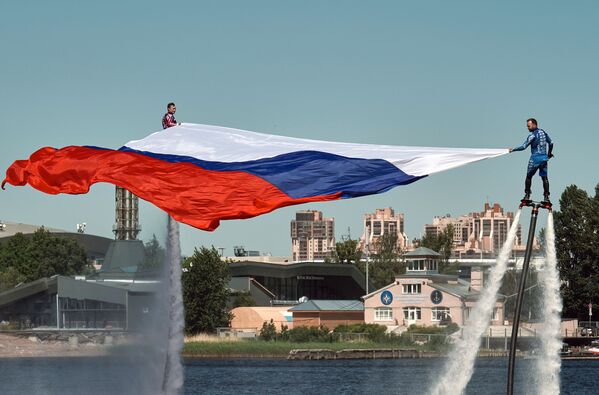 Спортсмены сборной России по гидрофлаю открывают празднование Дня России поднятием флага на Петровской косе в Санкт-Петербурге - Sputnik Молдова