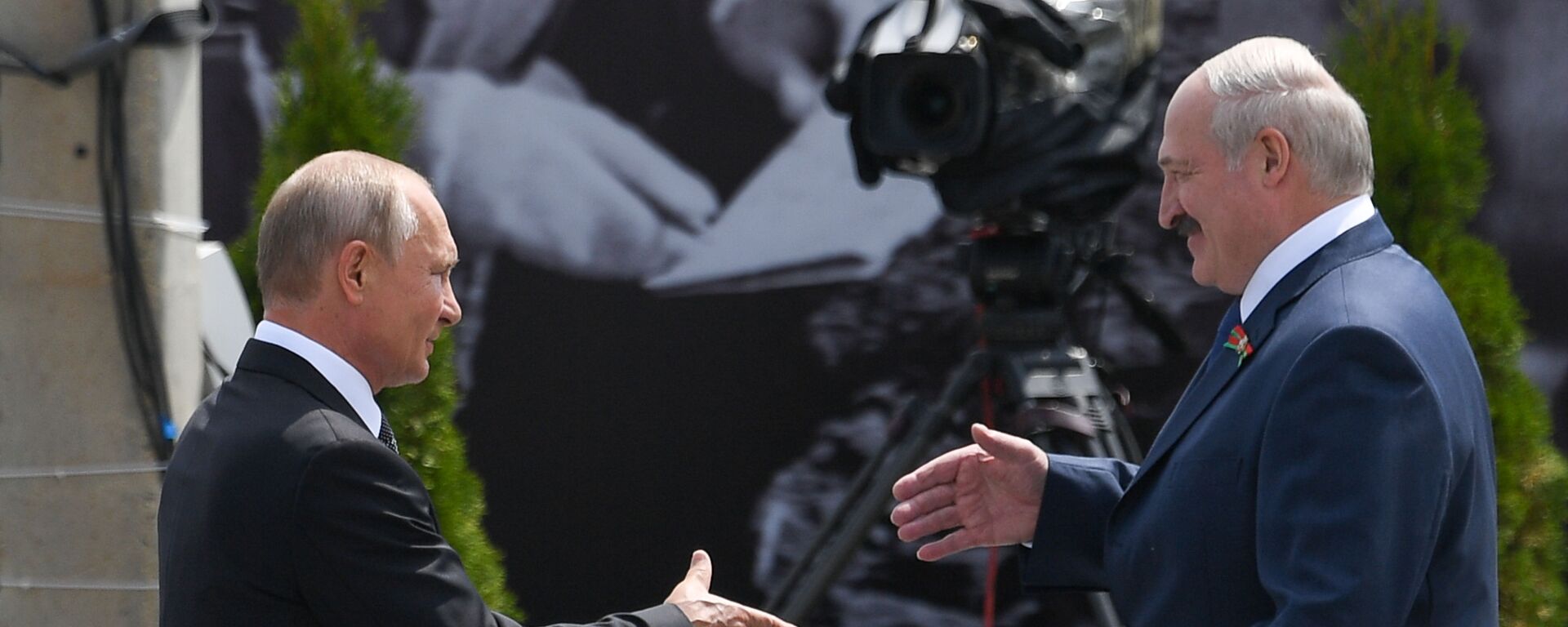Владимир Путин и Александр Лукашенко на церемонии открытия Ржевского мемориала - Sputnik Молдова, 1920, 09.09.2021