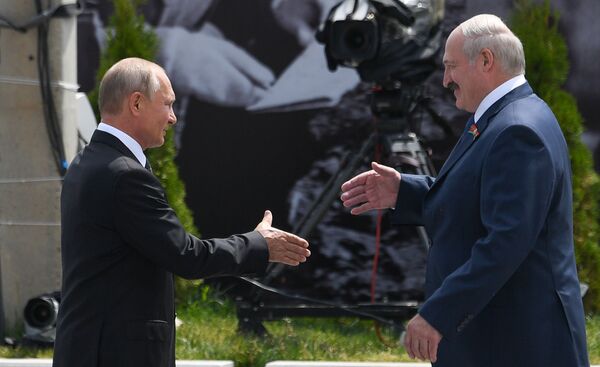 Владимир Путин и Александр Лукашенко на церемонии открытия Ржевского мемориала - Sputnik Moldova