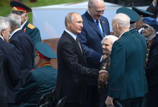 Владимир Путин и Александр Лукашенко приветствуют ветеранов на церемонии открытия Ржевского мемориала  - Sputnik Moldova