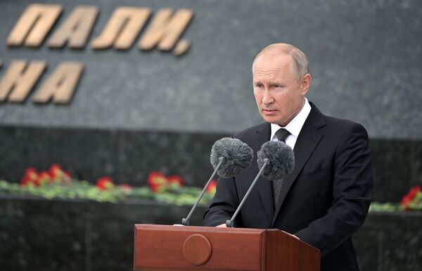 Владимир Путин во время выступления на церемонии открытия Ржевского мемориала - Sputnik Moldova-România