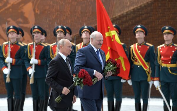 Владимир Путин и Александр Лукашенко во время церемонии возложения венка к Ржевскому мемориалу - Sputnik Moldova-România