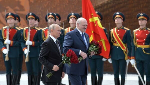 Владимир Путин и Александр Лукашенко во время церемонии возложения венка к Ржевскому мемориалу - Sputnik Moldova