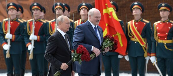 Владимир Путин и Александр Лукашенко во время церемонии возложения венка к Ржевскому мемориалу - Sputnik Moldova