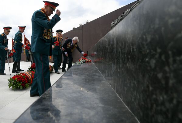 Ветераны Великой отечественной войны во время церемонии возложения венка к Ржевскому мемориалу Советскому солдату - Sputnik Moldova