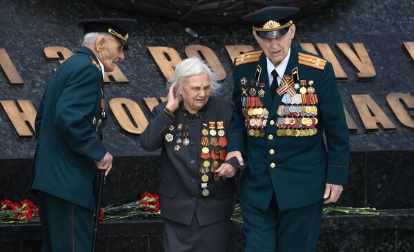 Ветераны Великой отечественной войны во время церемонии возложения венка к Ржевскому мемориалу Советскому солдату - Sputnik Moldova