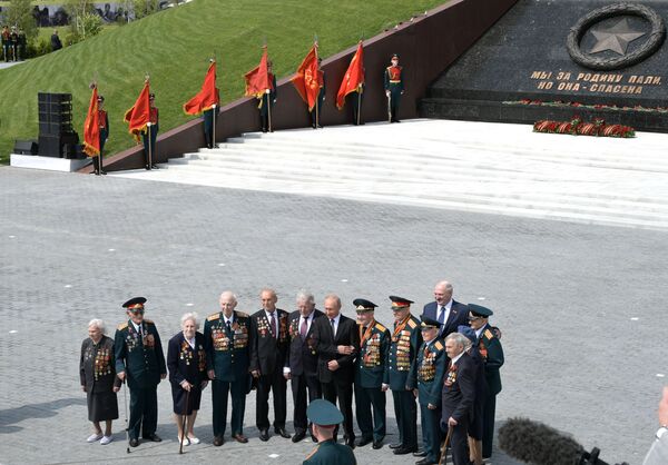 Владимир Путин и Александр Лукашенко фотографируются с ветеранами на церемонии открытия Ржевского мемориала Советскому солдату - Sputnik Moldova