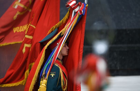 Военнослужащий на церемонии открытия Ржевского мемориала Советскому солдату - Sputnik Moldova