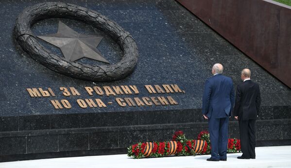 Владимир Путин и Александр Лукашенко во время церемонии возложения венка к Ржевскому мемориалу - Sputnik Moldova-România