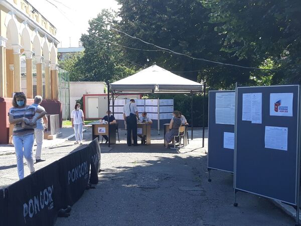 Rușii votează azi pentru modificarea Constituției. Cum se desfășoară votul la București Rușii votează azi pentru modificarea Constituției. Cum se desfășoară votul la București - Sputnik Moldova-România