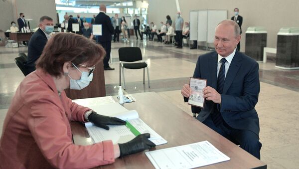 Президент РФ В. Путин принял участие в голосовании по внесению поправок в Конституцию РФ - Sputnik Moldova