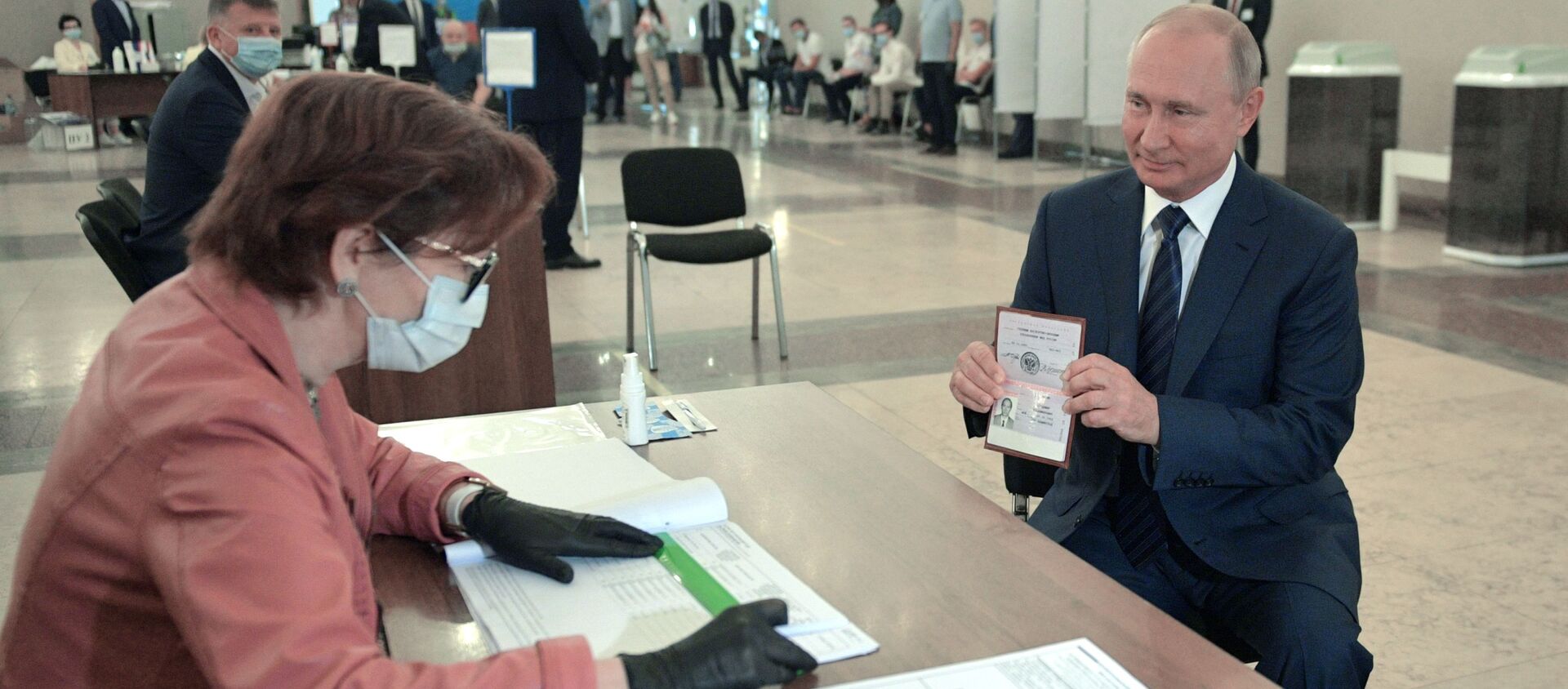 Президент РФ В. Путин принял участие в голосовании по внесению поправок в Конституцию РФ - Sputnik Moldova-România, 1920, 31.03.2021