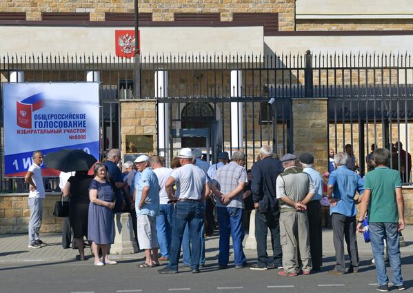 Очередь возле избирательного участка в Сухуме в Грузии, где проходит голосование по вопросу одобрения изменений в Конституцию РФ - Sputnik Moldova-România